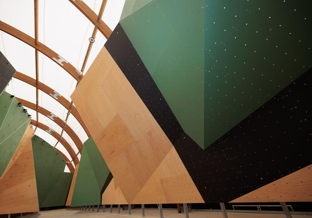 Le mur de voies de l'école d'escalade