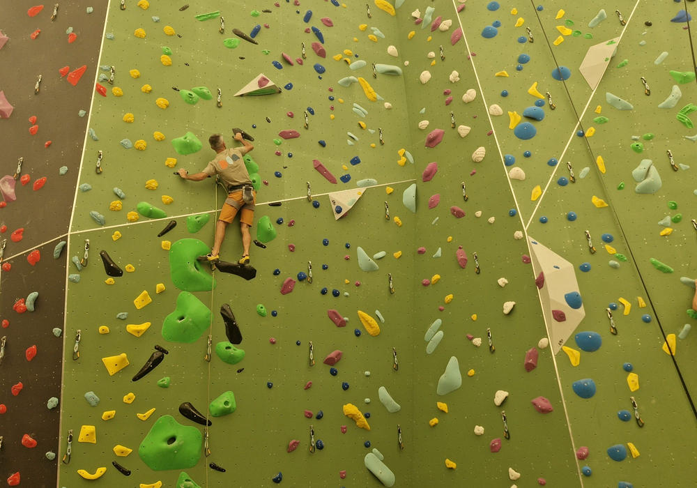 Grimpeur en tête sur le mur