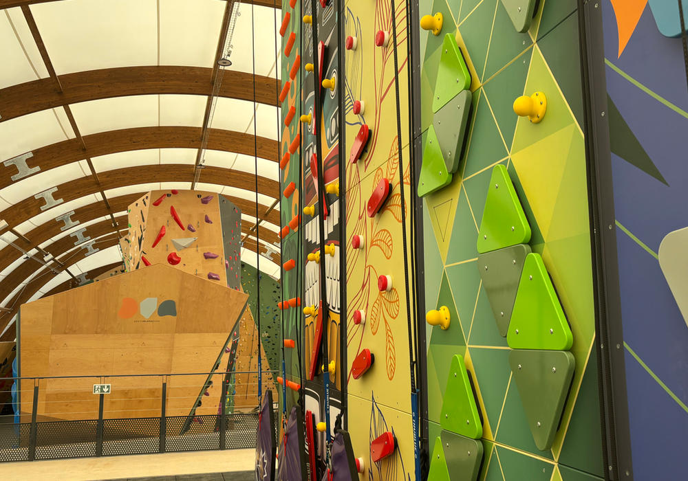 Les murs ludiques et colorés de l'espace kids