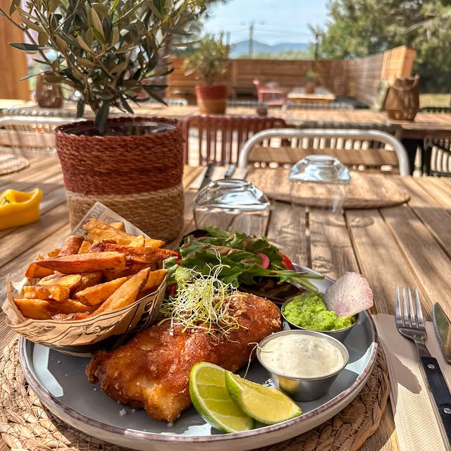 Fish & chips maison servi en terrasse